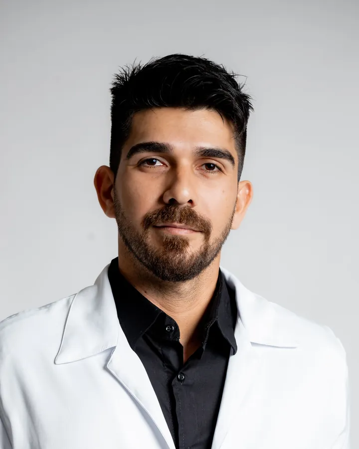 Dr. Ronaldo Morari de jaleco branco